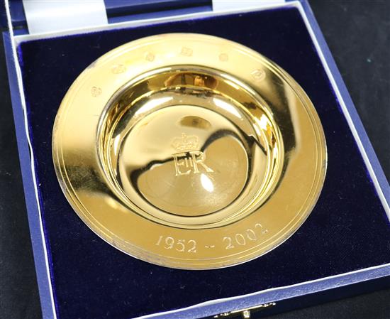 A cased QEII Golden Jubilee silver gilt commemorative Armada dish, 4.75in.